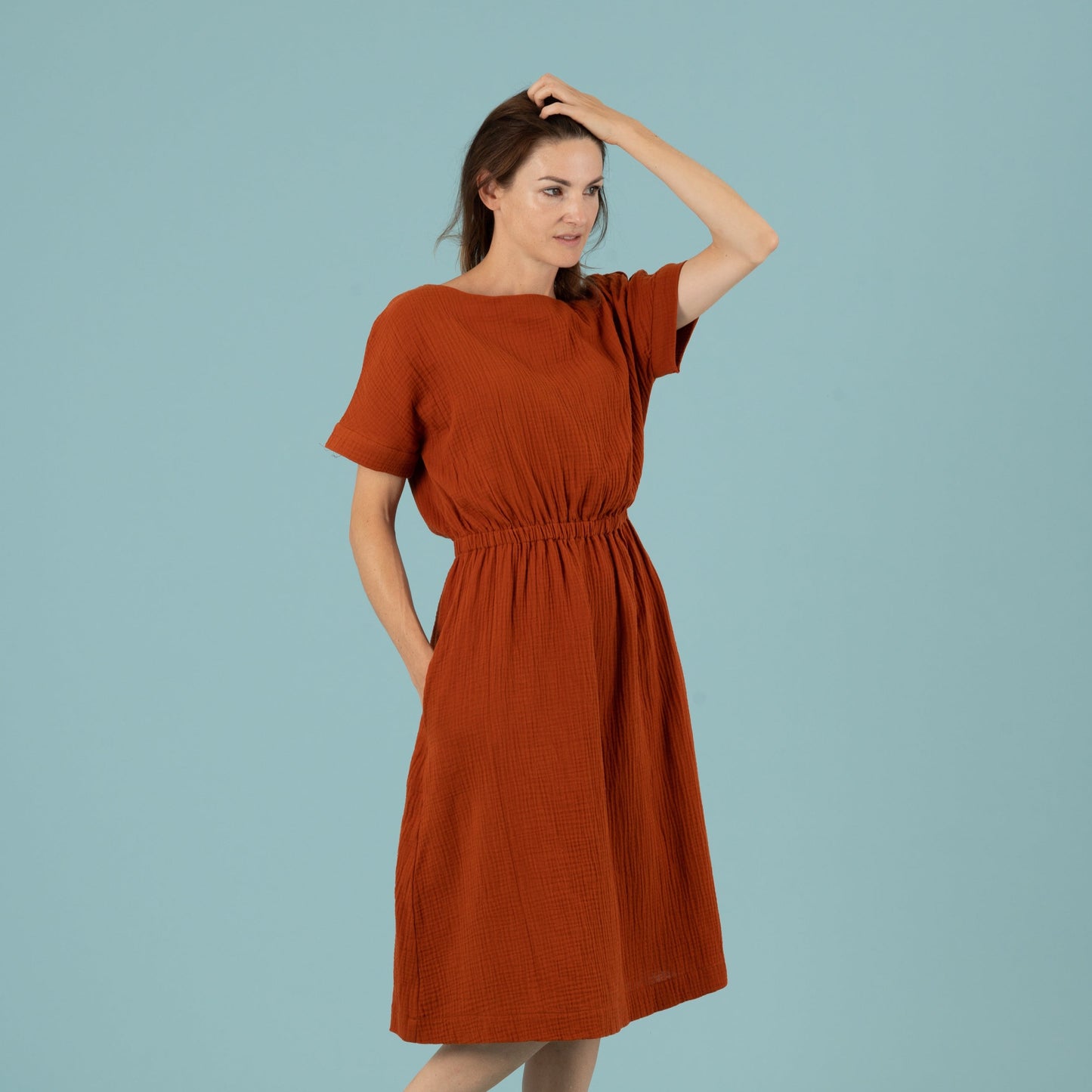 MILA Damenkleid Musselin Terracotta Vorderansicht, Urheber: Mini & Eve