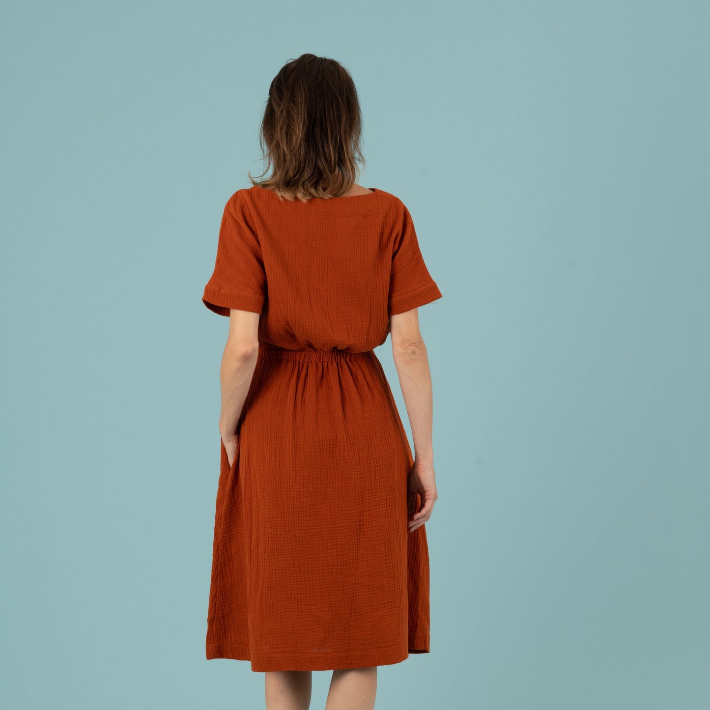 MILA Damenkleid Musselin Terracotta Rückansicht, Urheber: Mini & Eve