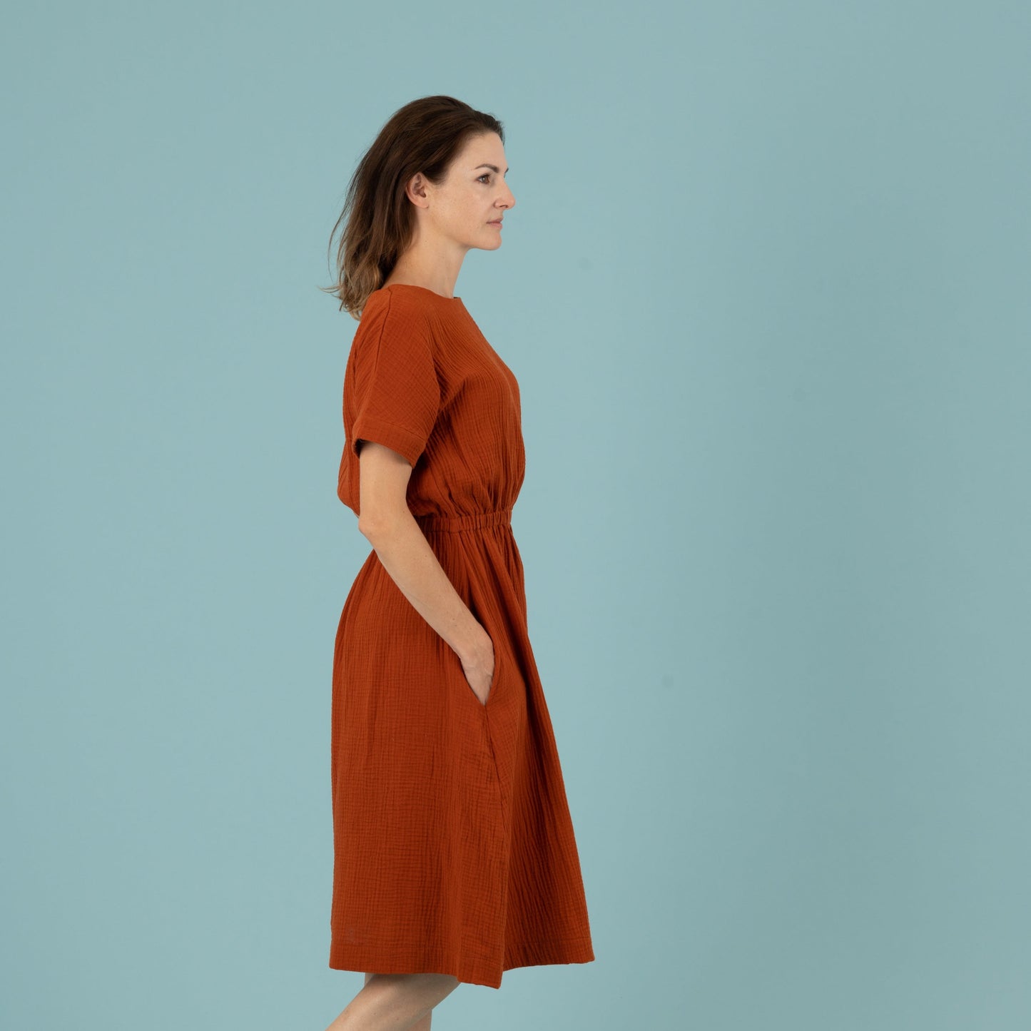 MILA Damenkleid Musselin Terracotta Seitenansicht rechts, Urheber: Mini & Eve