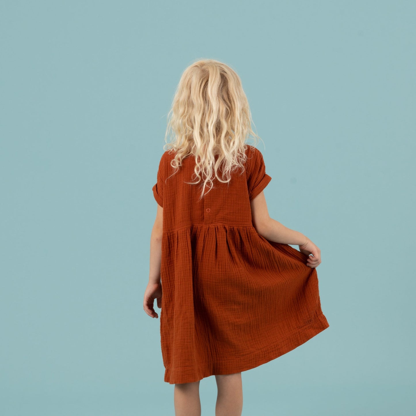 MIA Kinderkleid Musselin Terracotta Rückansicht, Urheber: Mini & Eve