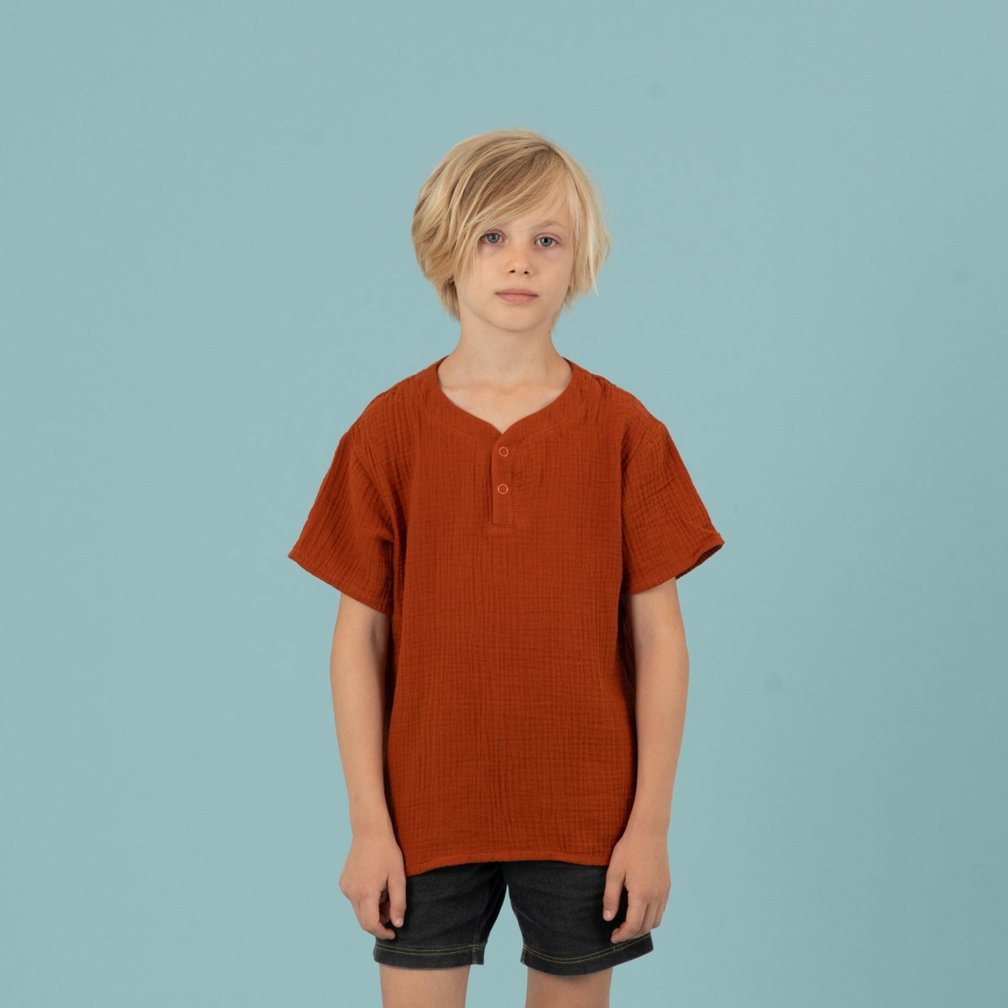 LEO Kindershirt Musselin Terracotta Vorderansicht, Urheber: Mini & Eve