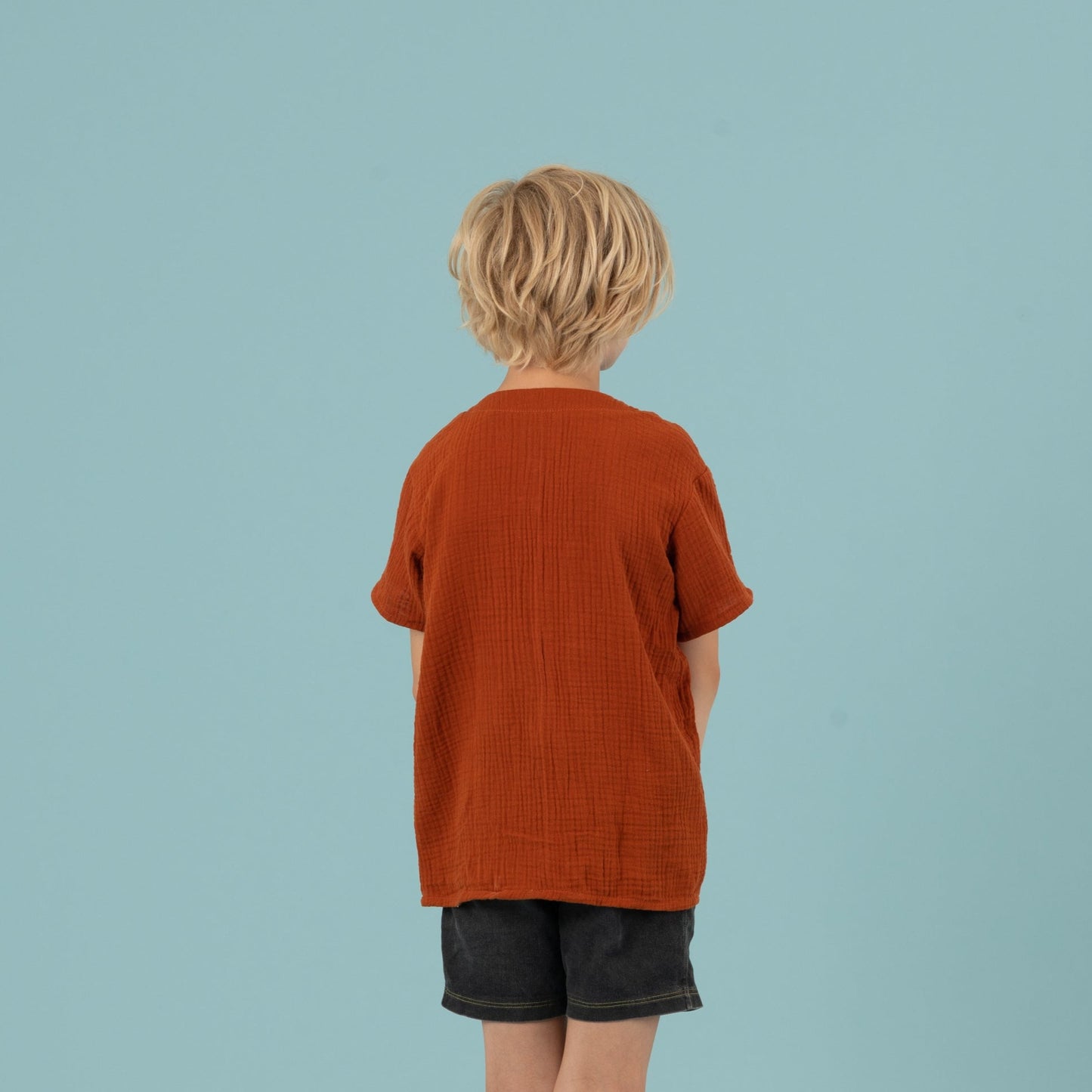 LEO Kindershirt Musselin Terracotta Rückansicht, Urheber: Mini & Eve
