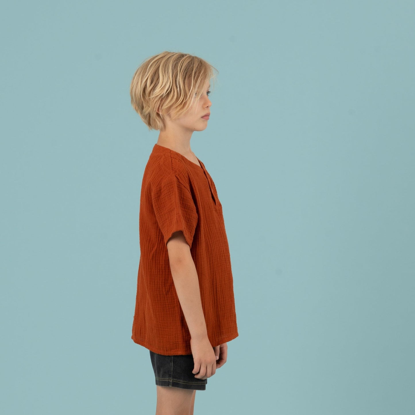 LEO Kindershirt Musselin Terracotta Seitenansicht rechts, Urheber: Mini & Eve