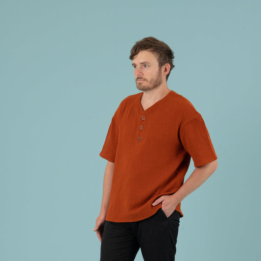 LEON Herrenshirt Musselin Terracotta Vorderansicht, Urheber: Mini & Eve