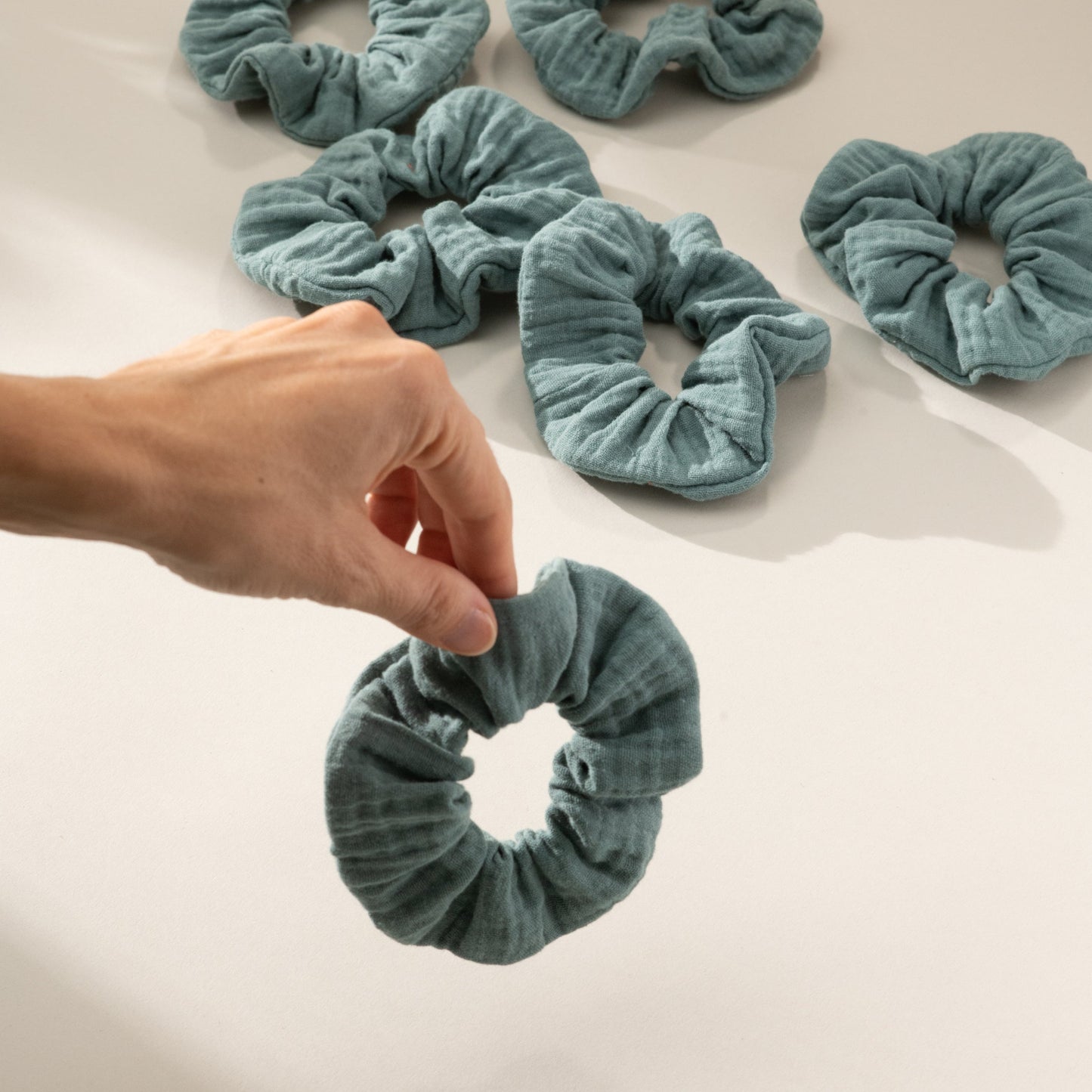 Scrunchie Haargummi Musselin Petrol, Urheber: Mini & Eve