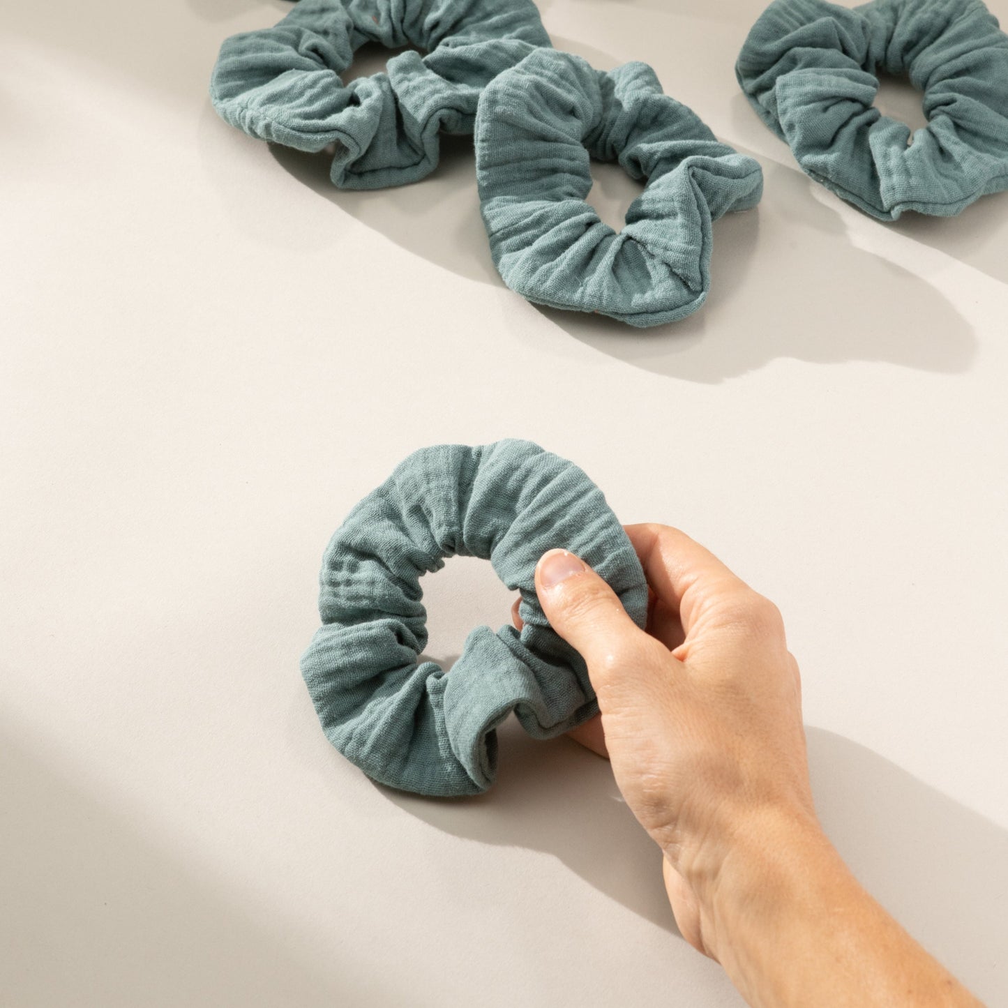 Scrunchie Haargummi Musselin Petrol, Urheber: Mini & Eve