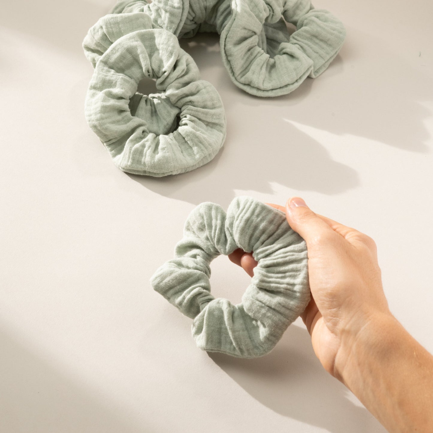 Scrunchie Haargummi Musselin Pale Mint, Urheber: Mini & Eve