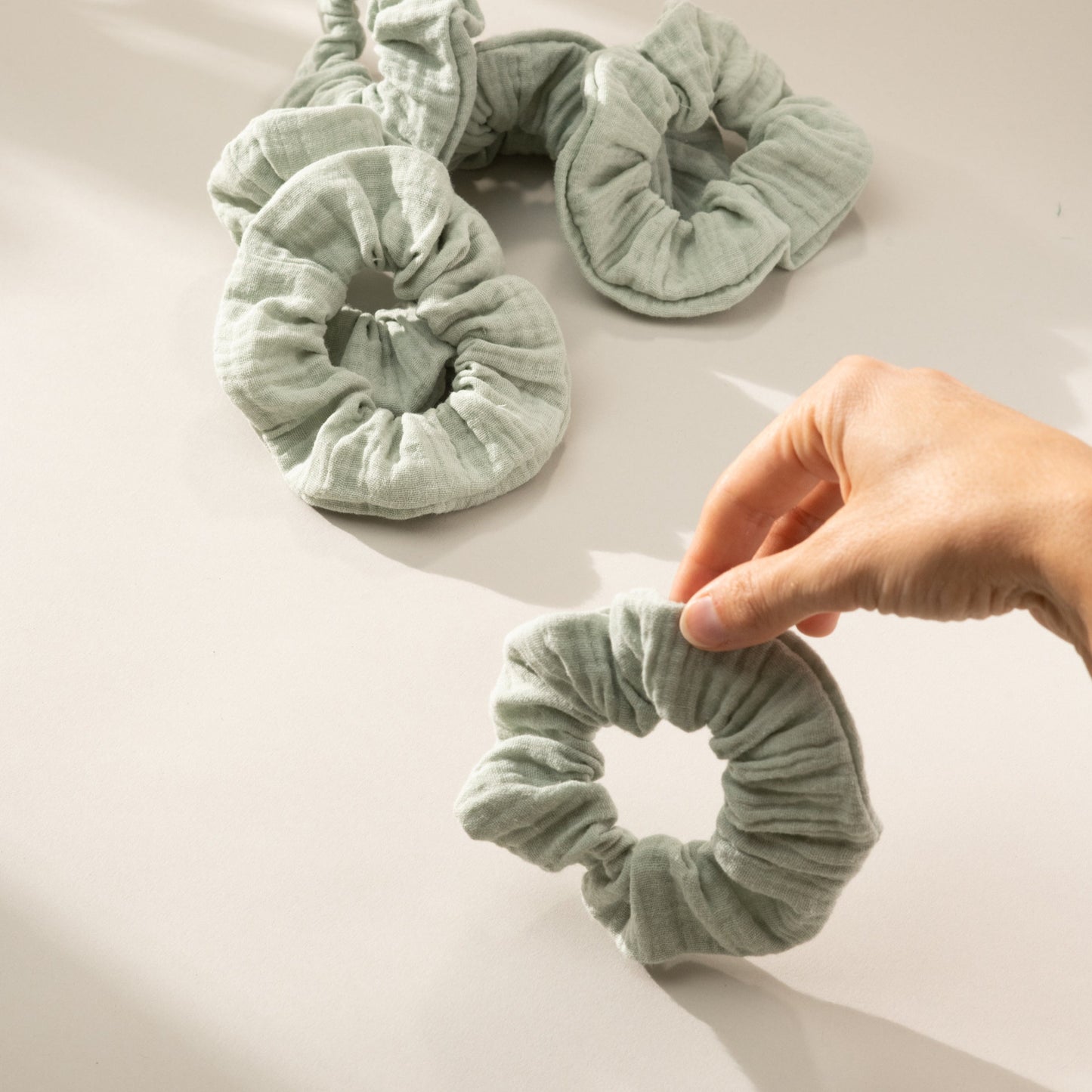 Scrunchie Haargummi Musselin Pale Mint, Urheber: Mini & Eve