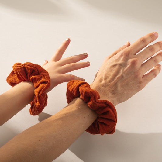 Scrunchie Haargummi Musselin Terracotta als Armband, Urheber: Mini & Eve