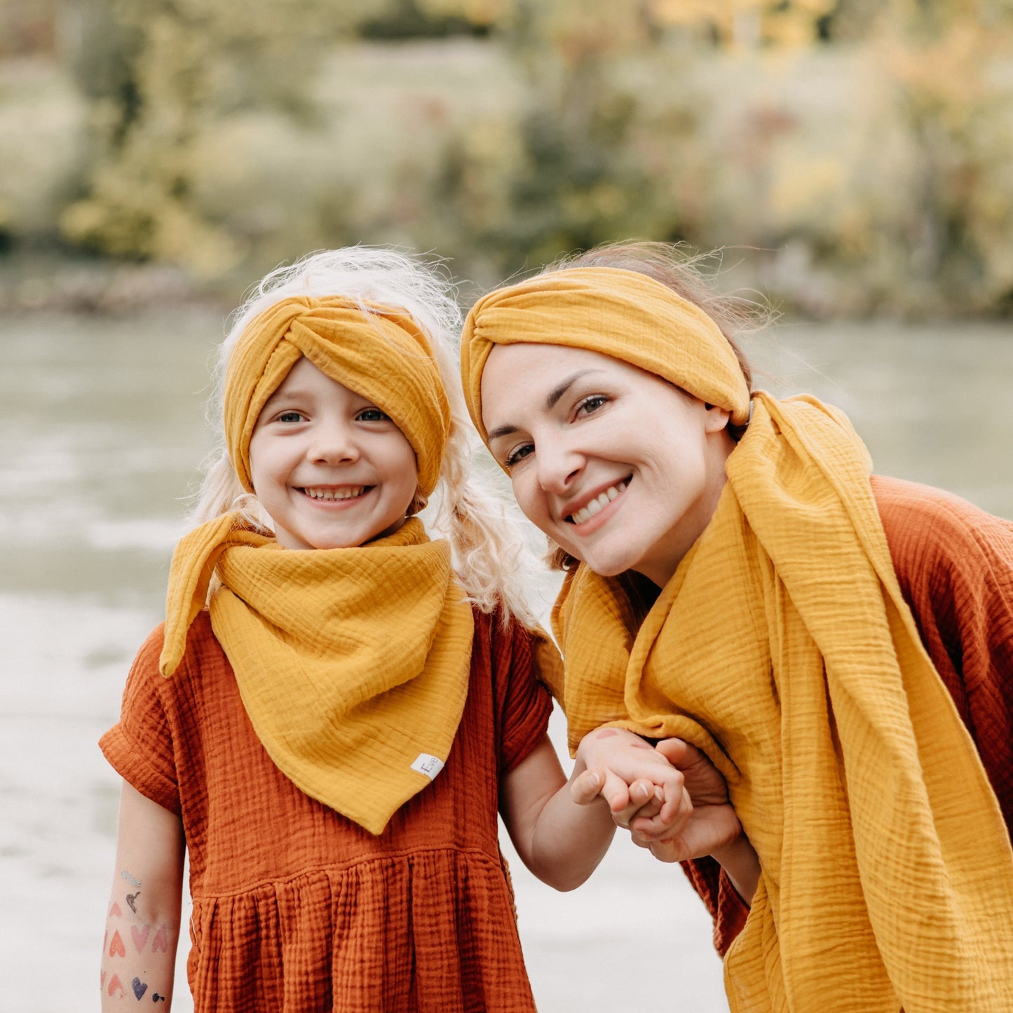 Musselin Turban Stirnband curry gelb, Mutter Tochter Partnerlook, Urheber: Mini & Eve