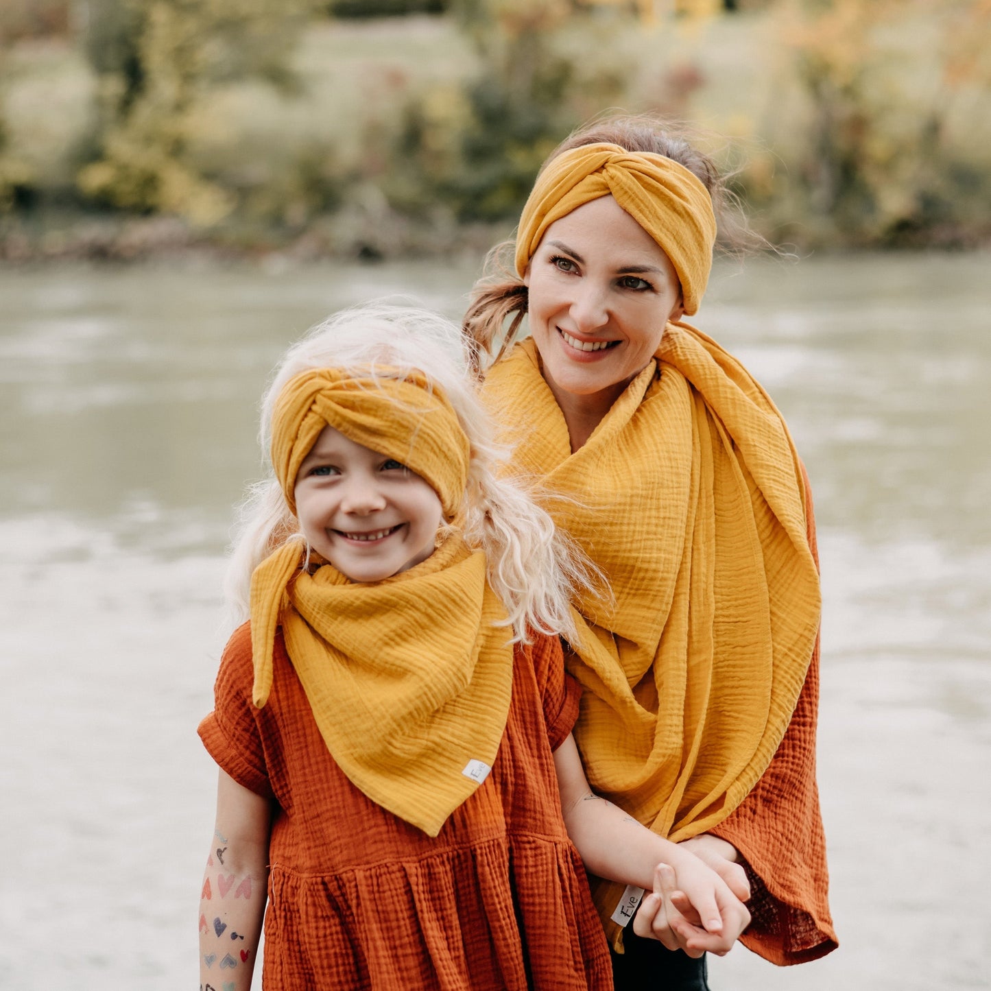 Musselin-Tuch in curry gelb, Mutter und Tochter Partnerlook, Urheber: Mini & Eve