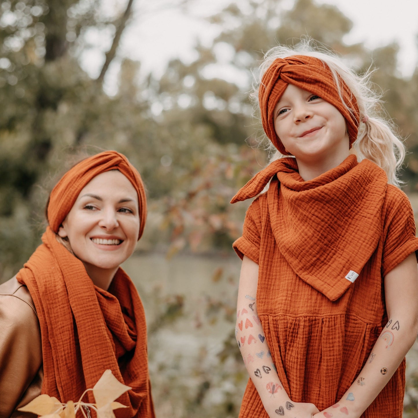 Musselin Halstuch Terracotta Mutter und Kind; Urheber: Mini & Eve