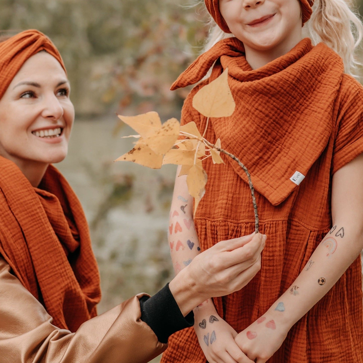 Musselin Halstuch Terracotta Mutter und Kind; Urheber: Mini & Eve