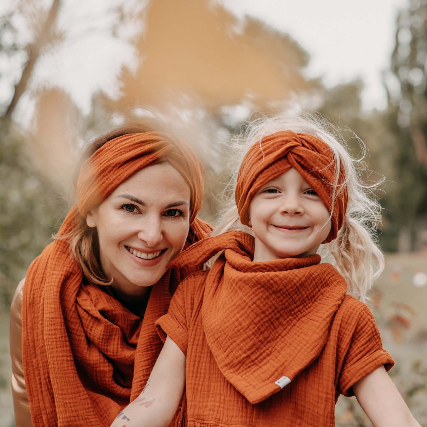 Musselin Halstuch Terracotta Mutter und Kind; Urheber: Mini & Eve