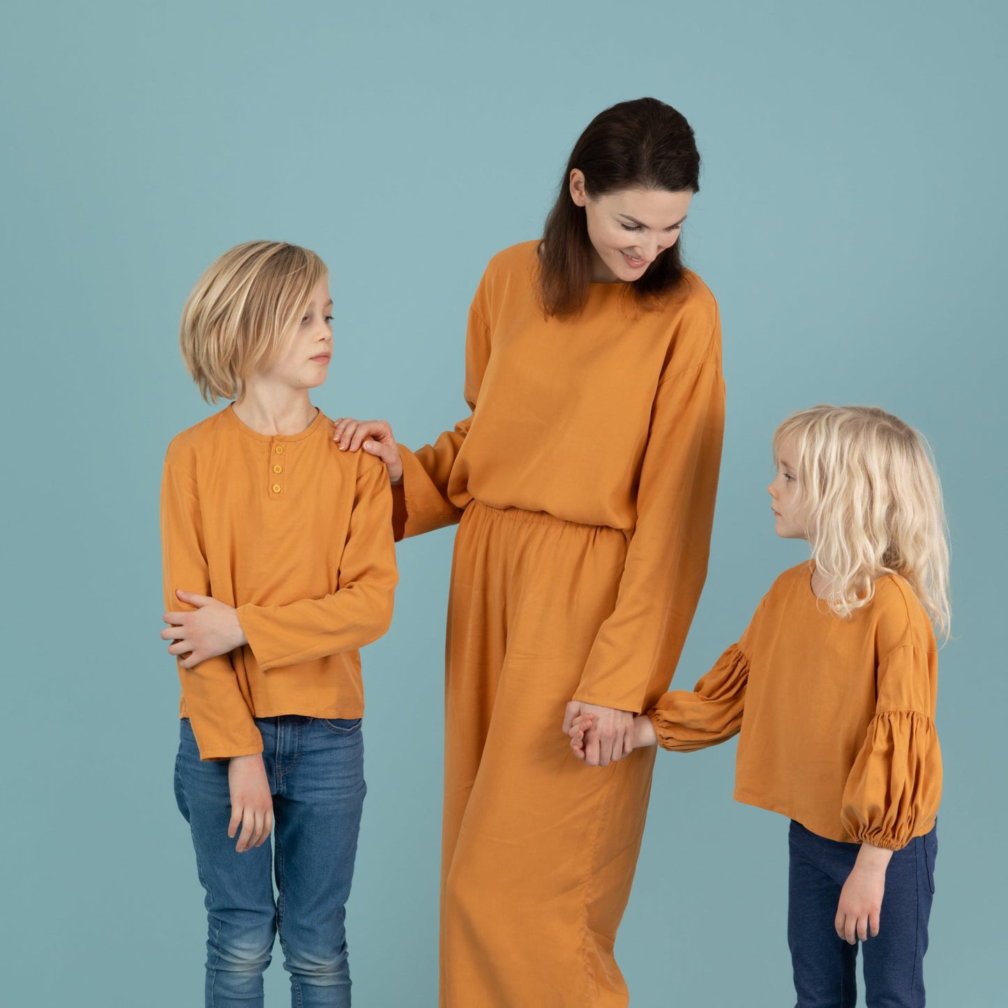 Familie im Partnerlook: Kindershirt, Damenshirt, Damenhose aus Tencel in der Farbe Mango mit Knopfleiste, Gelb, Mutter-Kind-Partnerlook, Urheber: Mini & Eve