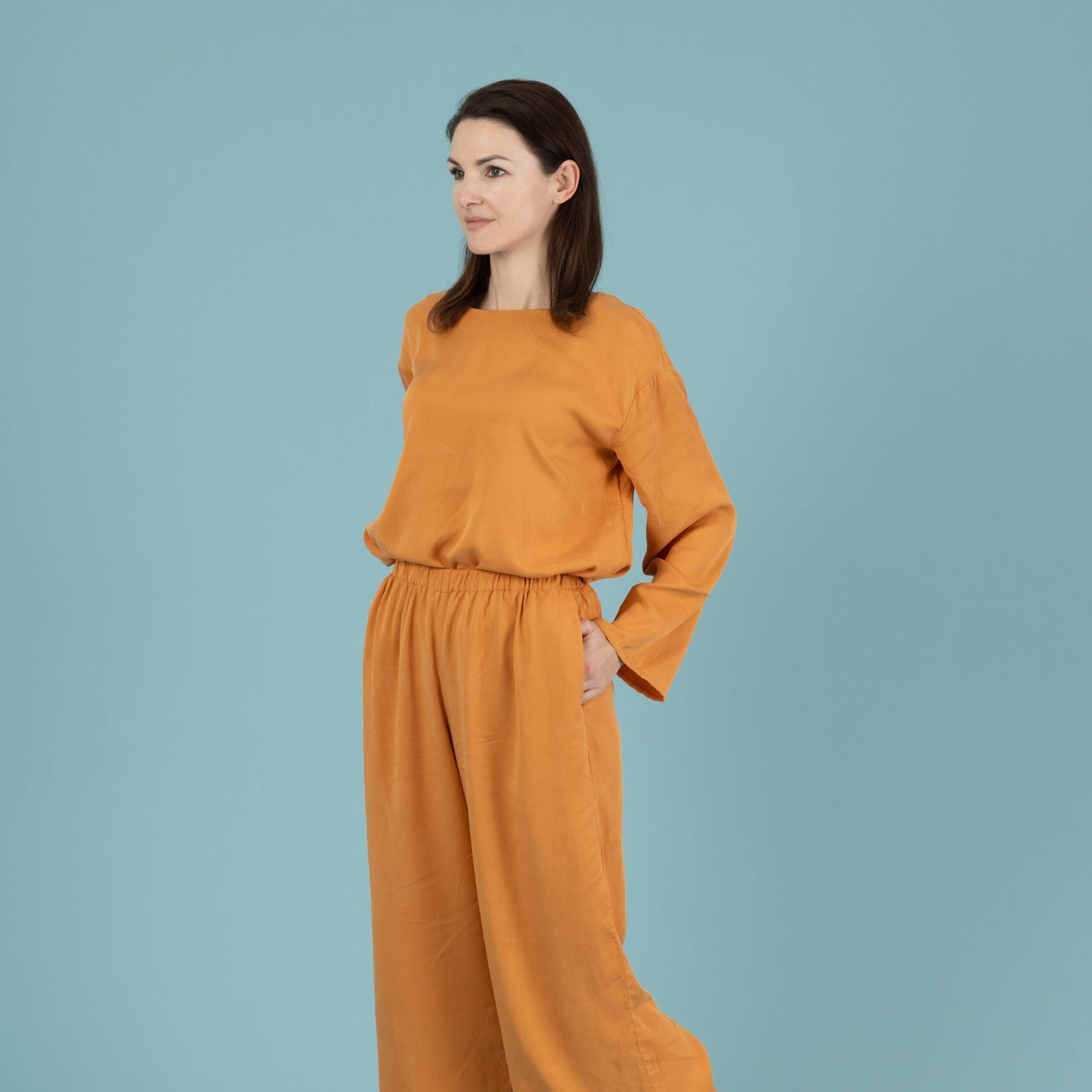 Tencel Damenshirt in der Farbe Mango, gemeinsam mit Hose als Zweiteiler bzw. Overall, Urheber: Mini & Eve