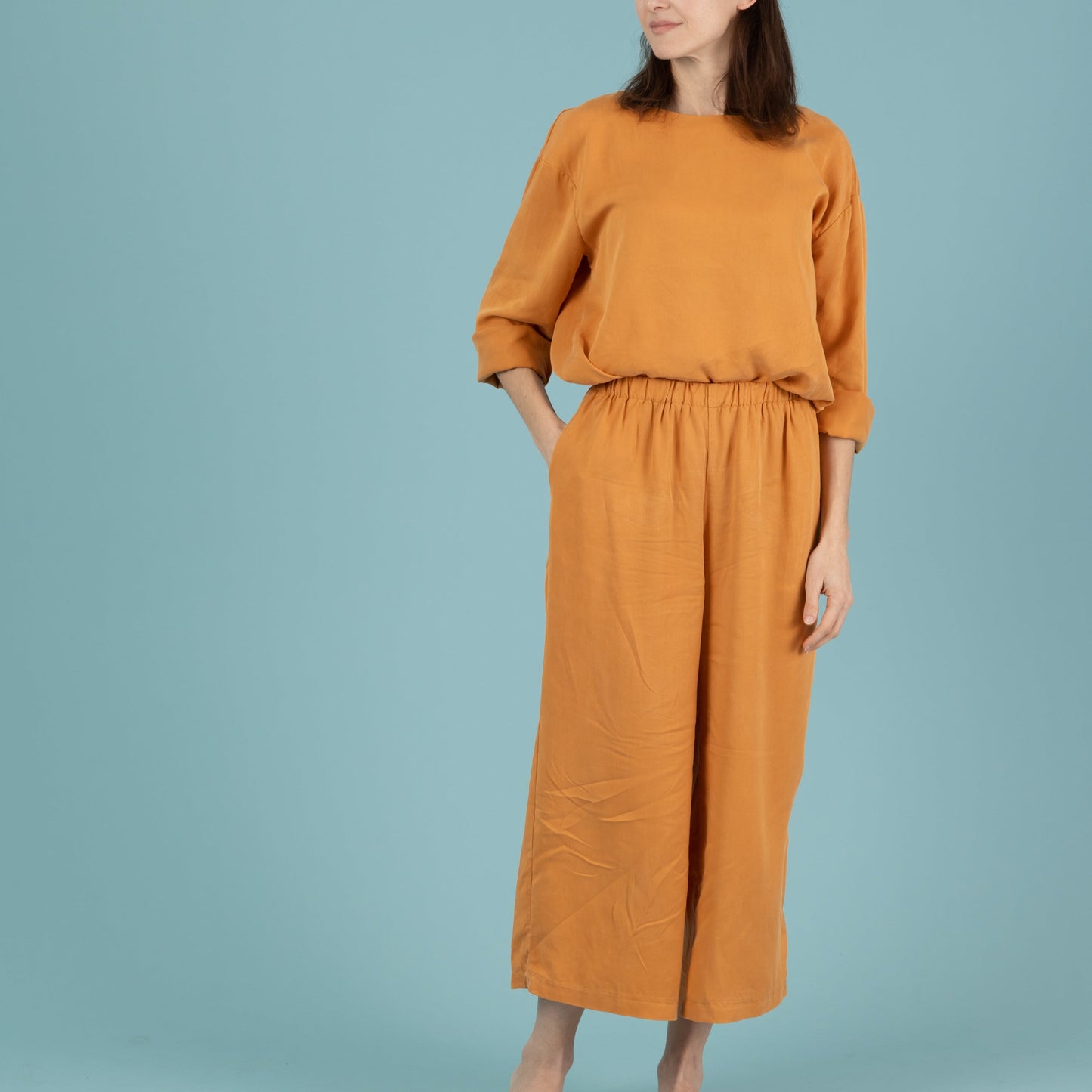 Tencel Damenshirt in der Farbe Mango, gemeinsam mit Hose als Zweiteiler bzw. Overall, Urheber: Mini & Eve