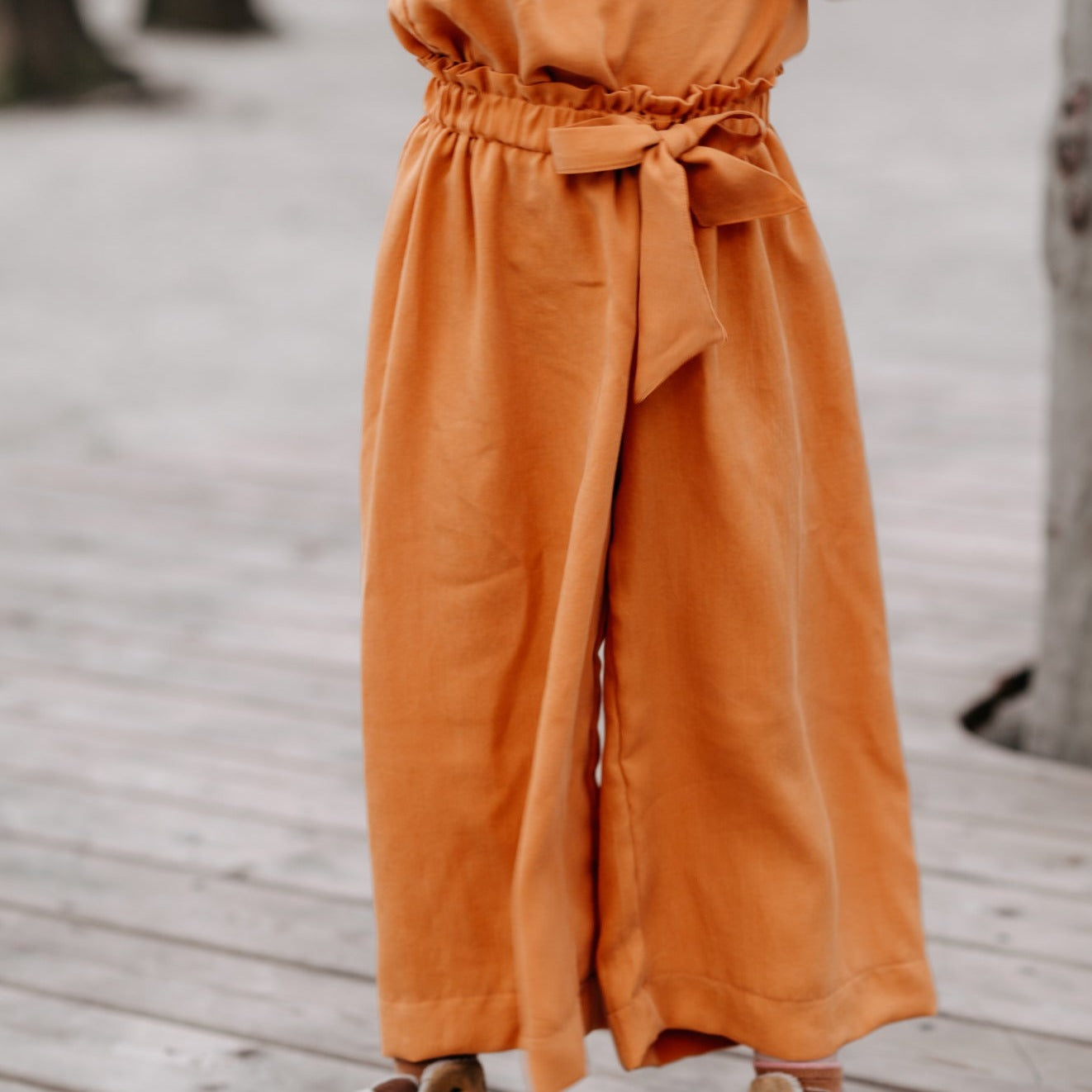 Tencel Kinderhose mit Paperbag-Bund und Schleife in der Farbe Mango, Urheber: Mini & Eve