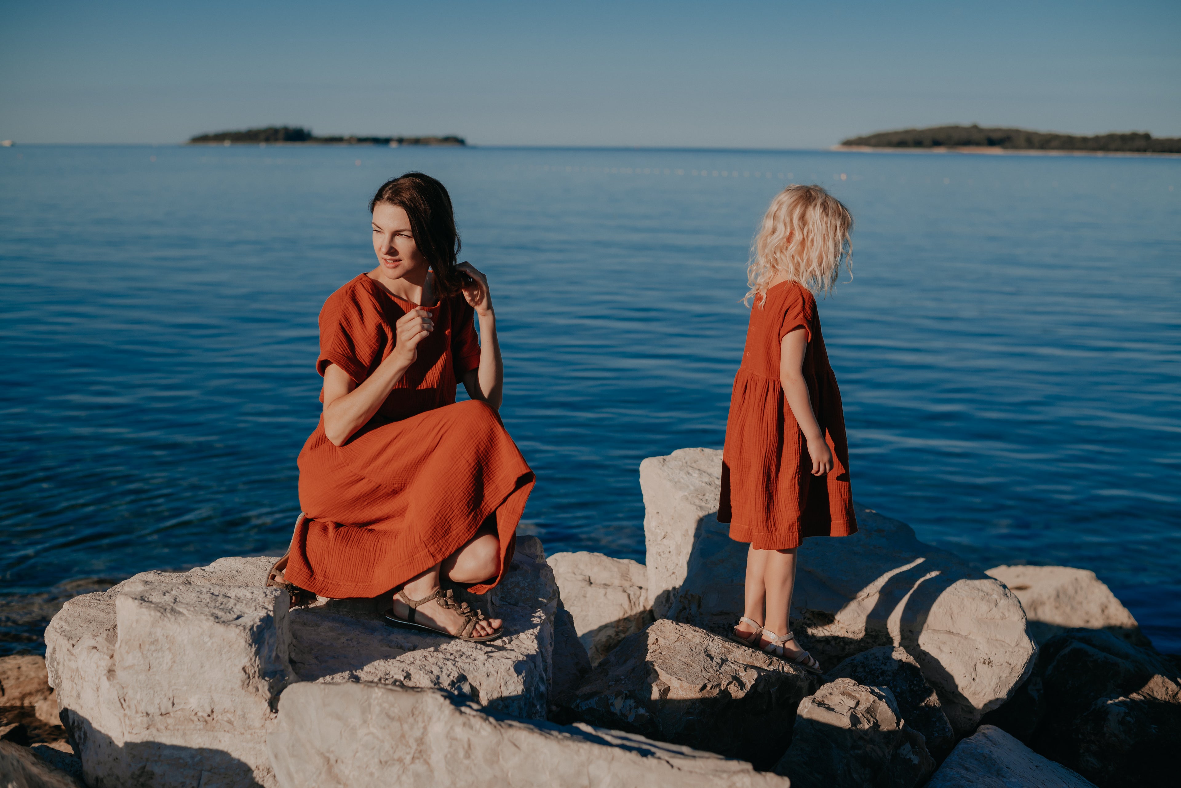 Mutter und Tochter im Partnerlook am Meer, Mini Me Outfit, Matching Outfits für Mutter und Tochter