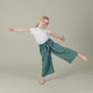 Tencel Kinderhose mit Paperbag-Bund und Schleife in der Farbe Petrol, Blau, Urheber: Mini & Eve