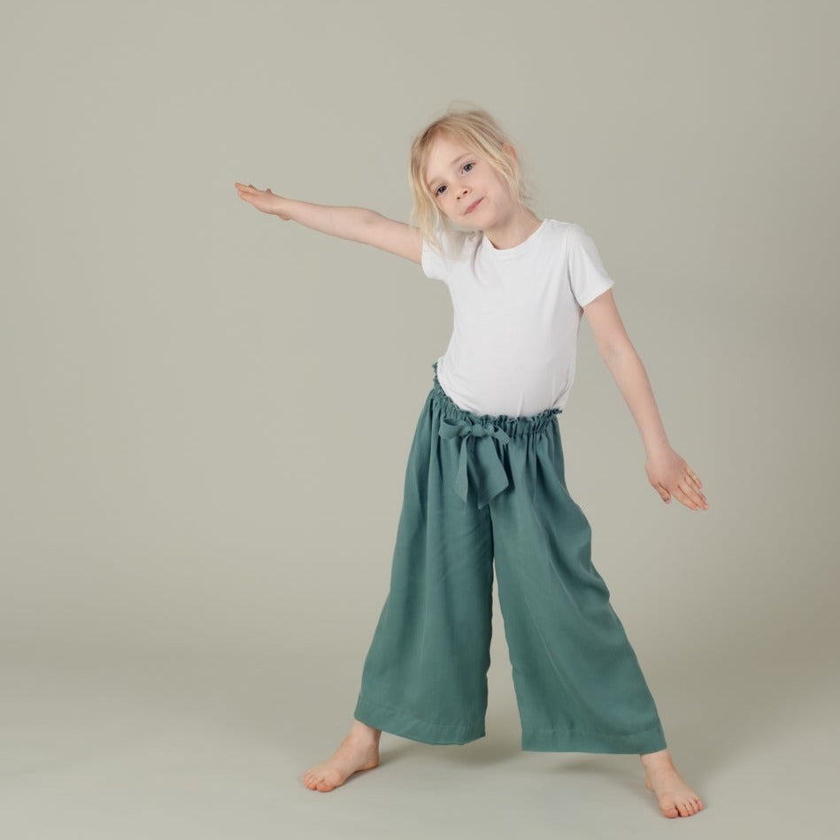 Tencel Kinderhose mit Paperbag-Bund und Schleife in der Farbe Petrol, Blau, Urheber: Mini & Eve