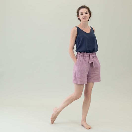Leinen Damenhose mit Paperbag-Bund und Schleife in der Farbe Mauve, Rosa, Urheber: Mini & Eve