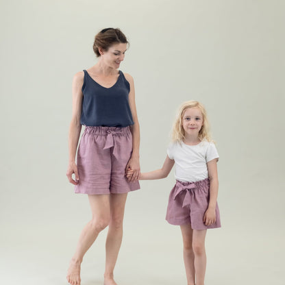 Kinder Leinen-Hose mit Paperbag-Bund und Schleife in der Farbe Mauve, Rosa, Mutter-Tochter-Partnerlook mit Mama, Urheber: Mini & Eve