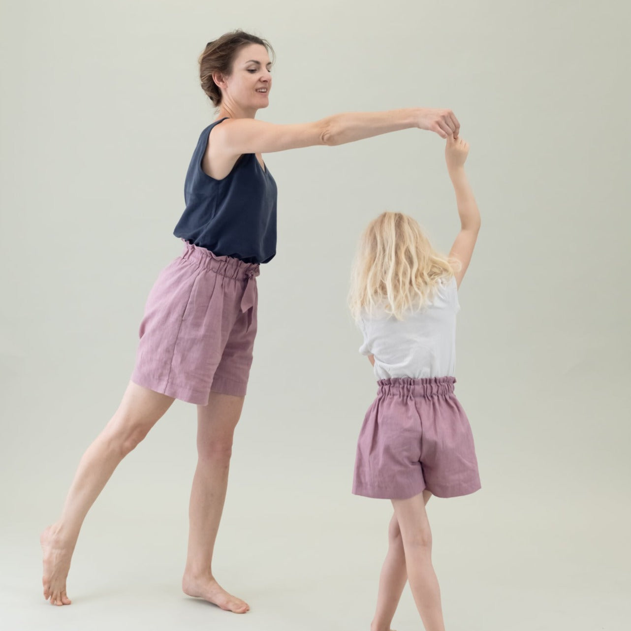 Kinder Leinen-Hose mit Paperbag-Bund und Schleife in der Farbe Mauve, Rosa, Mutter-Tochter-Partnerlook mit Mama, Urheber: Mini & Eve