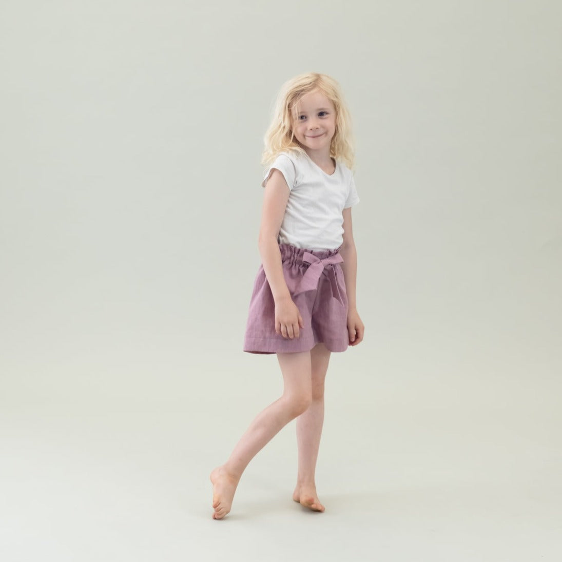 Kinder Leinen-Hose mit Paperbag-Bund und Schleife in der Farbe Mauve, Rosa, Urheber: Mini & Eve