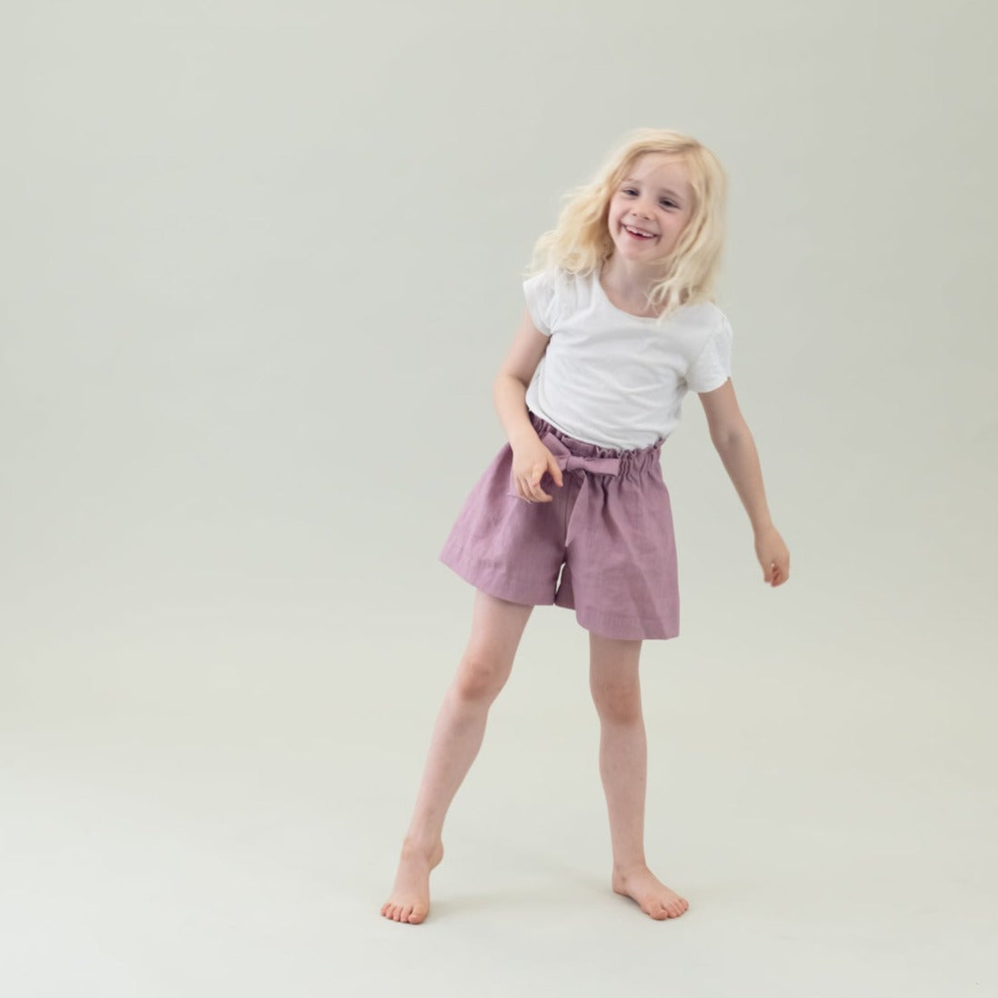 Kinder Leinen-Hose mit Paperbag-Bund und Schleife in der Farbe Mauve, Rosa, Urheber: Mini & Eve