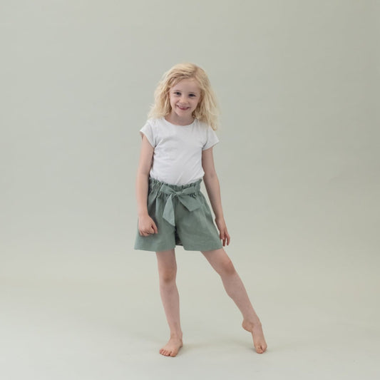 Kinder Leinen-Hose mit Paperbag-Bund und Schleife in der Farbe Salbei Grün, Urheber: Mini & Eve
