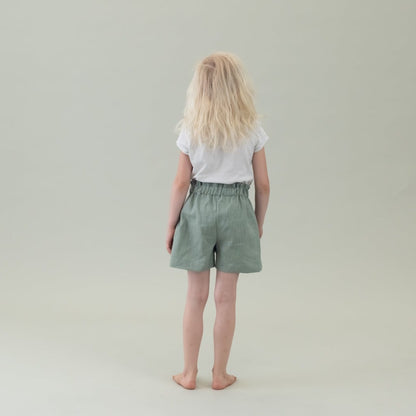 Kinder Leinen-Hose mit Paperbag-Bund und Schleife in der Farbe Salbei Grün, Urheber: Mini & Eve