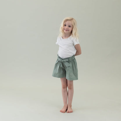 Kinder Leinen-Hose mit Paperbag-Bund und Schleife in der Farbe Salbei Grün, Urheber: Mini & Eve