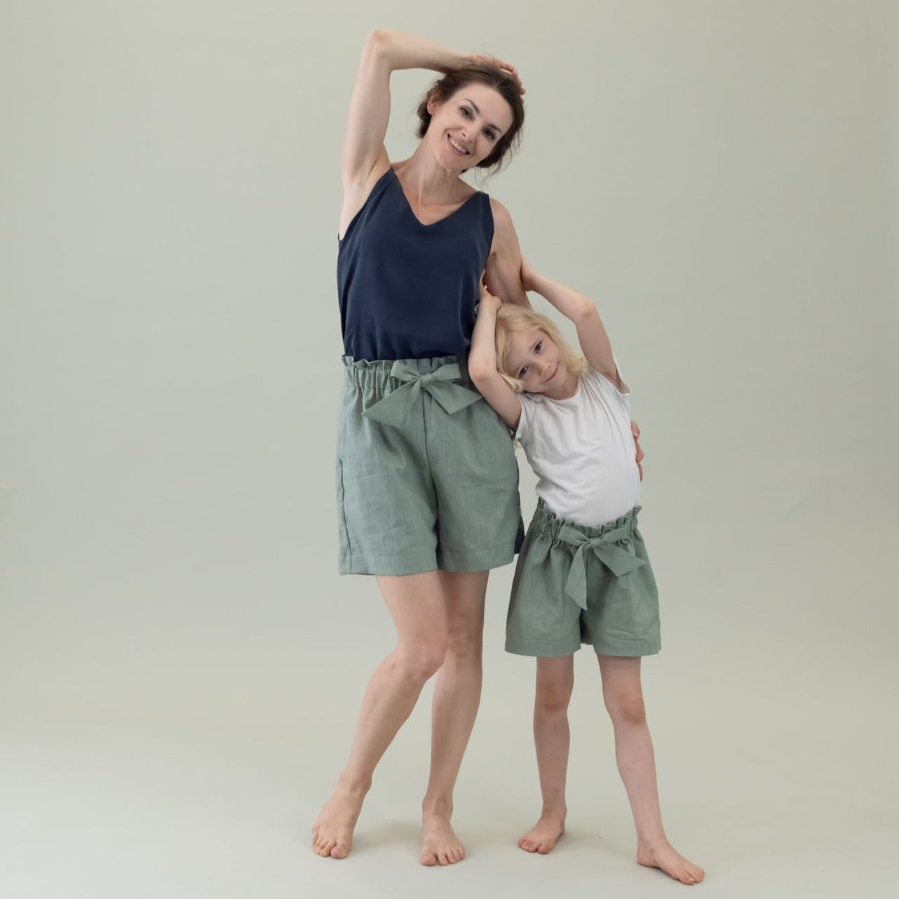 Kinder Leinen-Hose mit Paperbag-Bund und Schleife in der Farbe Salbei Grün, Pertnerlook Mutter Tochter, Urheber: Mini & Eve