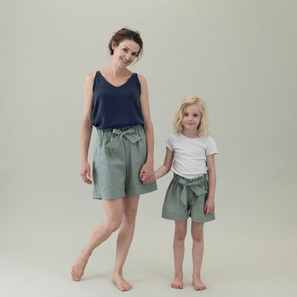 Kinder Leinen-Hose mit Paperbag-Bund und Schleife in der Farbe Salbei Grün, Pertnerlook Mutter Tochter, Urheber: Mini & Eve