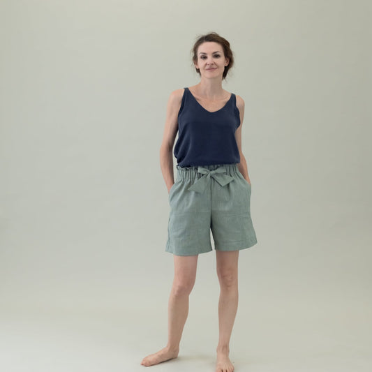 Leinen Damenhose mit Paperbag-Bund und Schleife in der Farbe Salbei Grün, Urheber: Mini & Eve