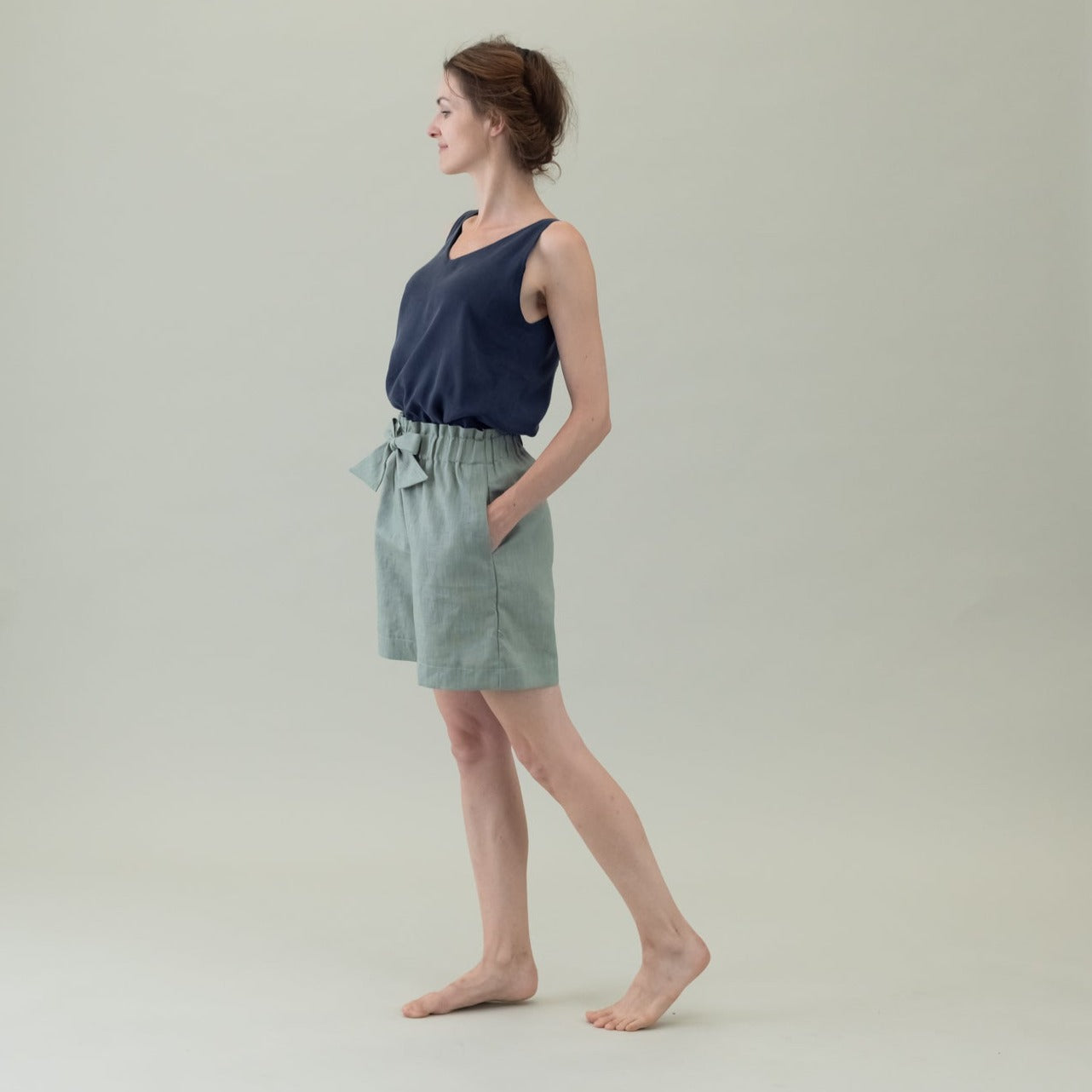 Leinen Damenhose mit Paperbag-Bund und Schleife in der Farbe Salbei Grün, Urheber: Mini & Eve