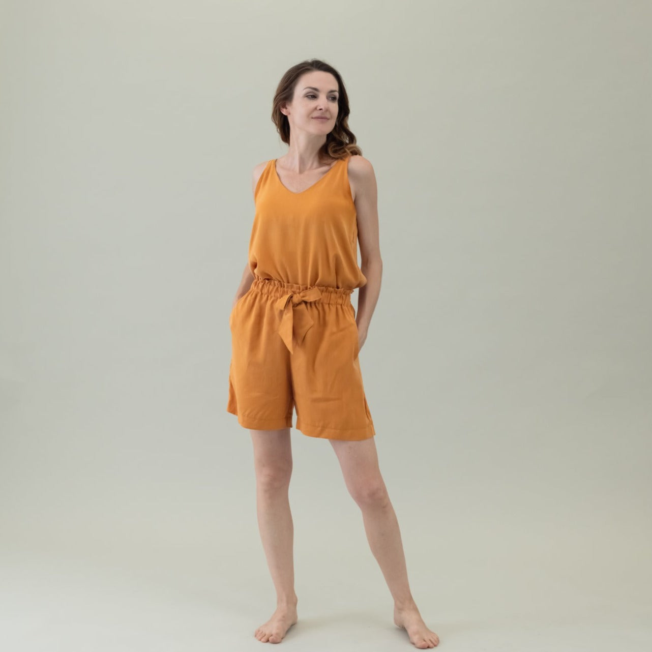 Tencel Damenhose mit Paperbag-Bund und Schleife in der Farbe Mango, Urheber: Mini & Eve