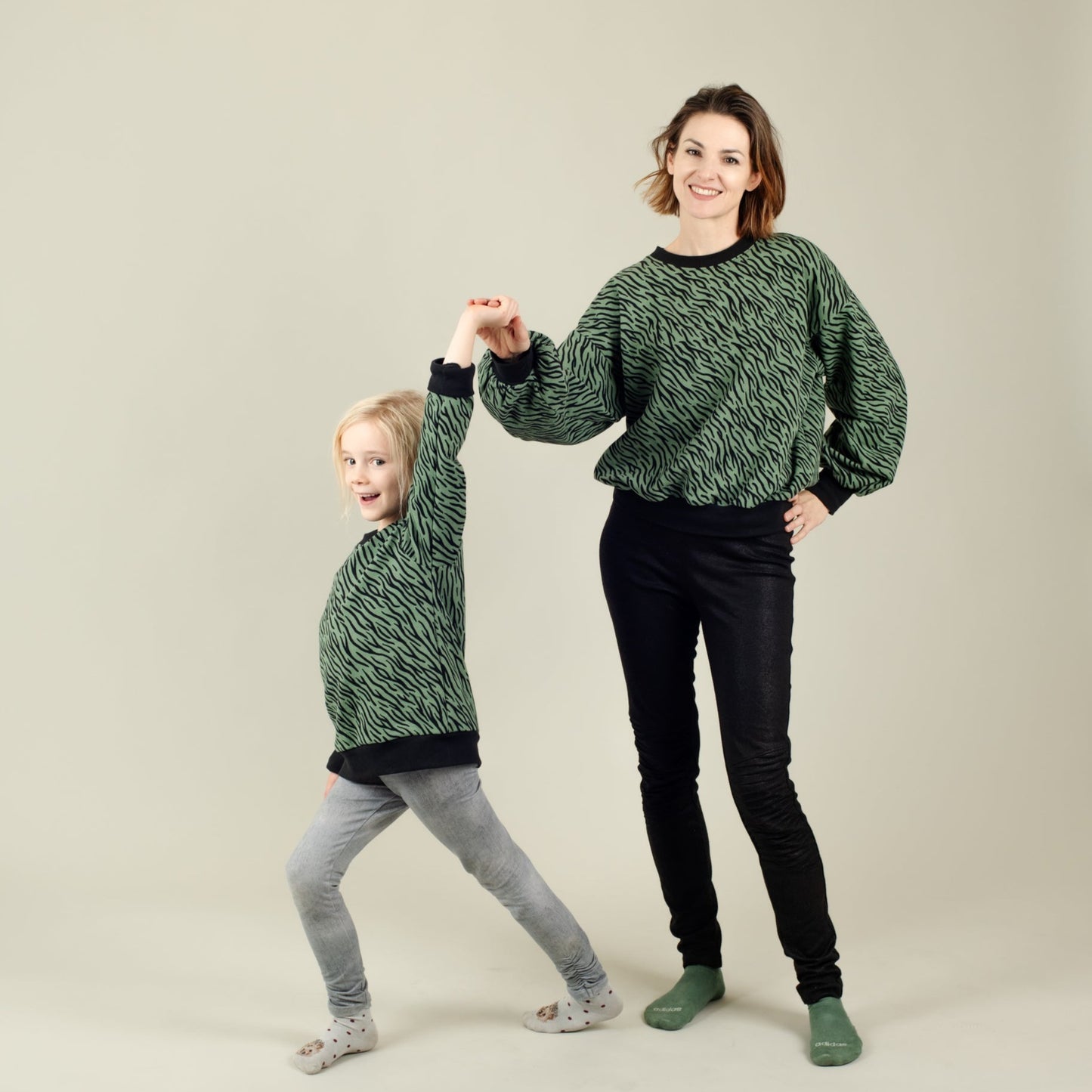 Damen Sweater Bio Baumwolle Grün mit Zebramuster und Kinder Pulli, Mutter-Kind-Partnerlook; Urheber: Mini & Eve