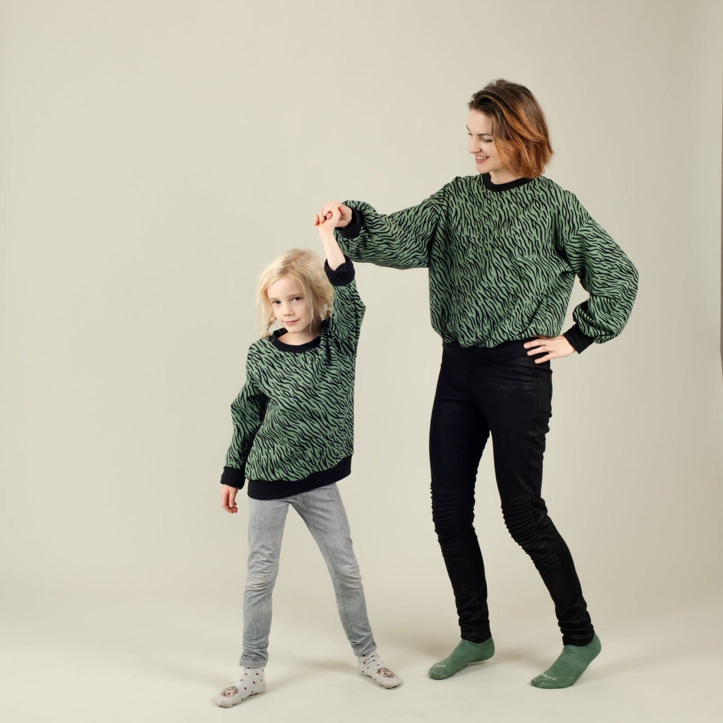 Kinder Sweater Bio Baumwolle Grün mit Zebramuster und Damen Pulli, Mutter-Kind-Partnerlook; Urheber: Mini & Eve