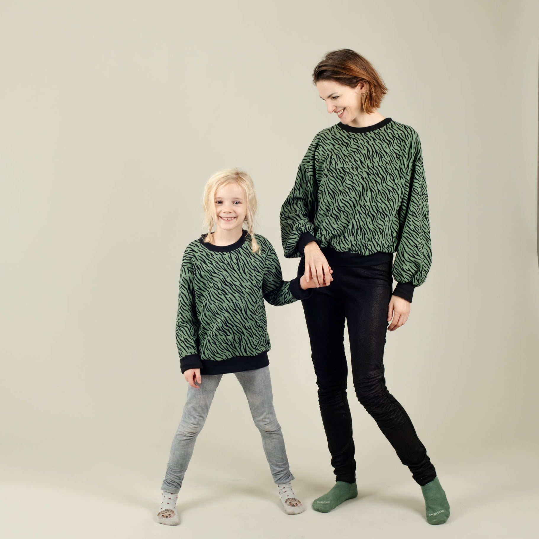 Kinder Sweater Bio Baumwolle Grün mit Zebramuster und Damen Pulli, Mutter-Kind-Partnerlook; Urheber: Mini & Eve