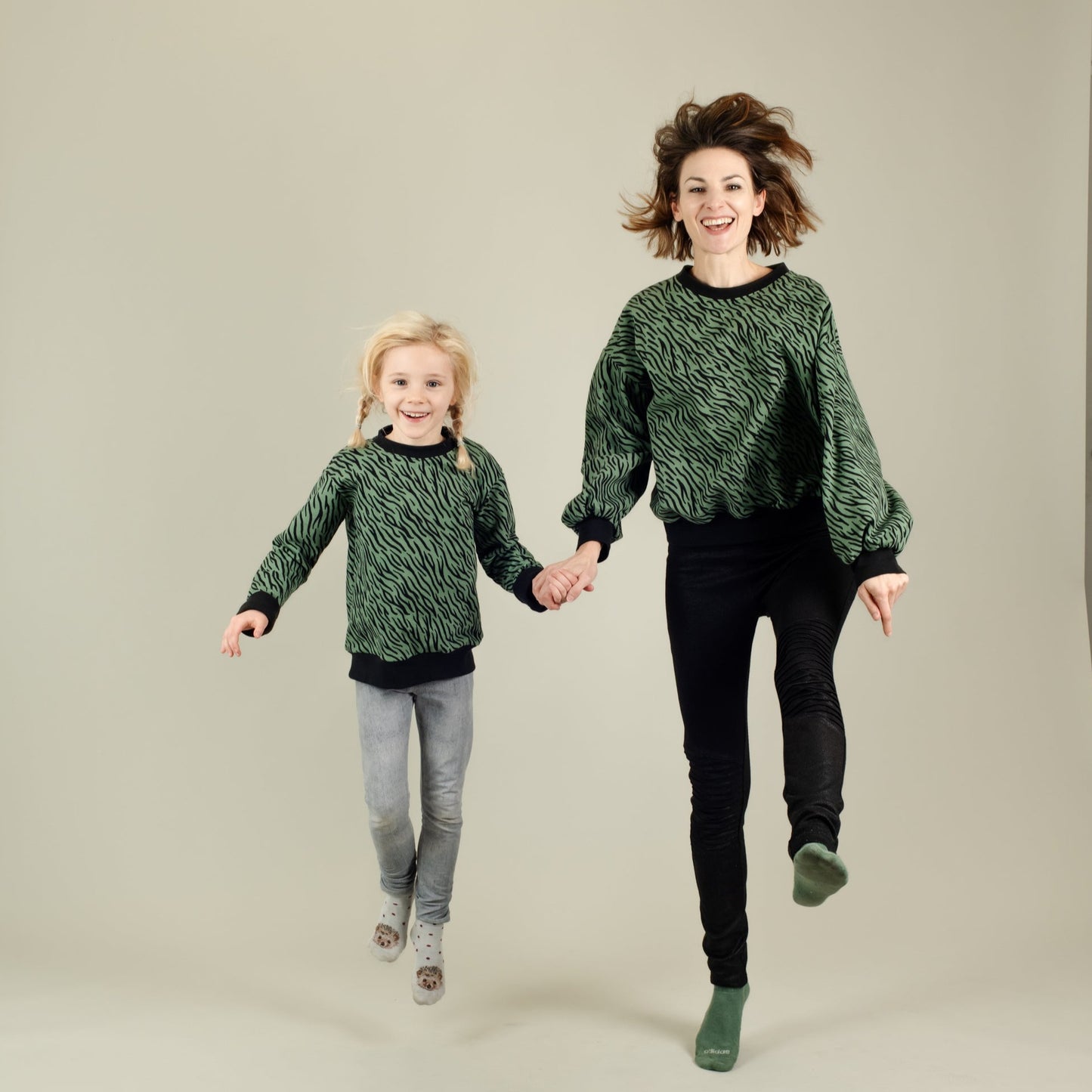 Damen Sweater Bio Baumwolle Grün mit Zebramuster und Kinder Pulli, Mutter-Kind-Partnerlook; Urheber: Mini & Eve
