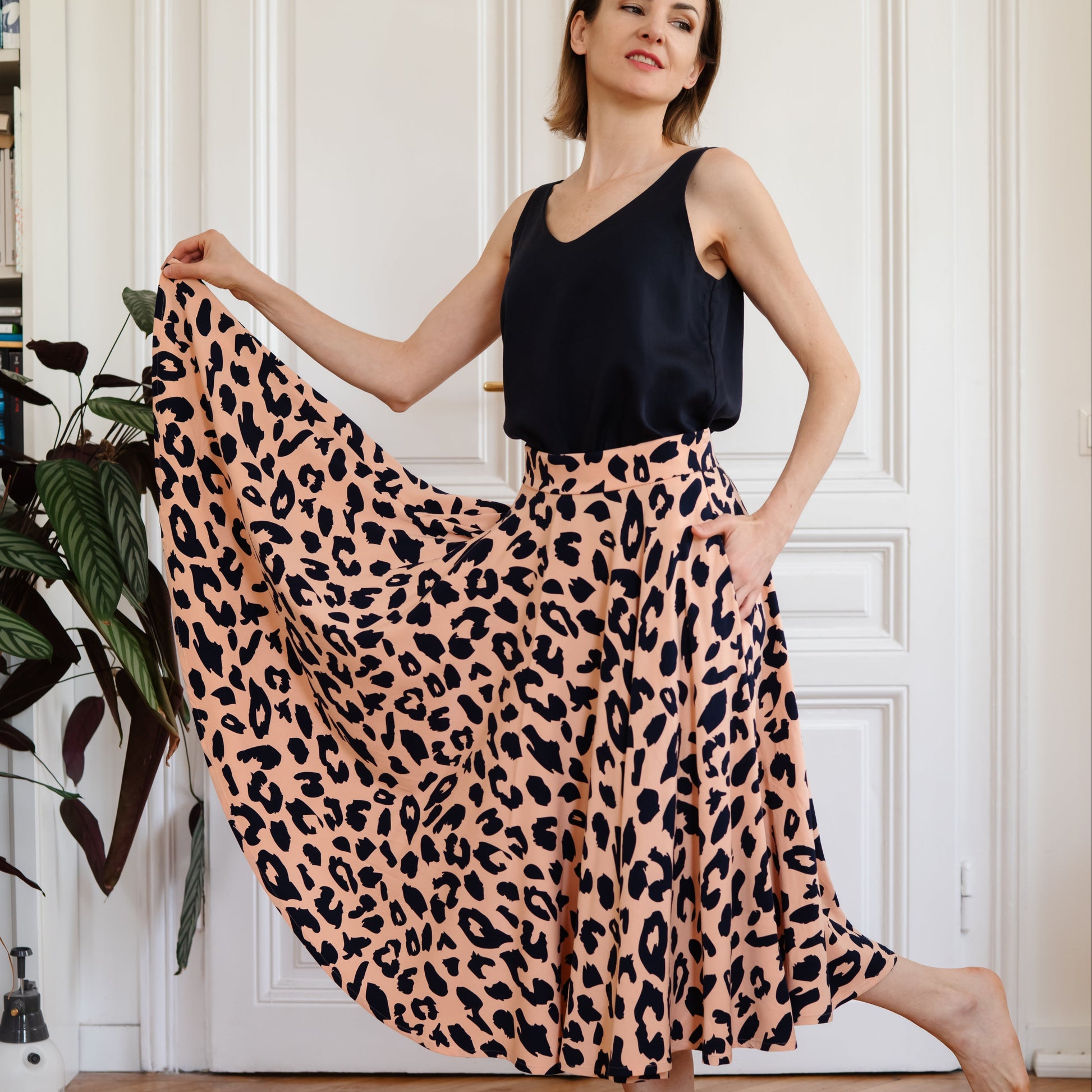 Tellerrock Drehrock aus Viscose mit Leoprint in Lachs / Dunkelblau; Urheber: Mini & Eve