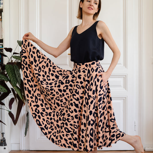 Tellerrock Drehrock aus Viscose mit Leoprint in Lachs / Dunkelblau; Urheber: Mini & Eve