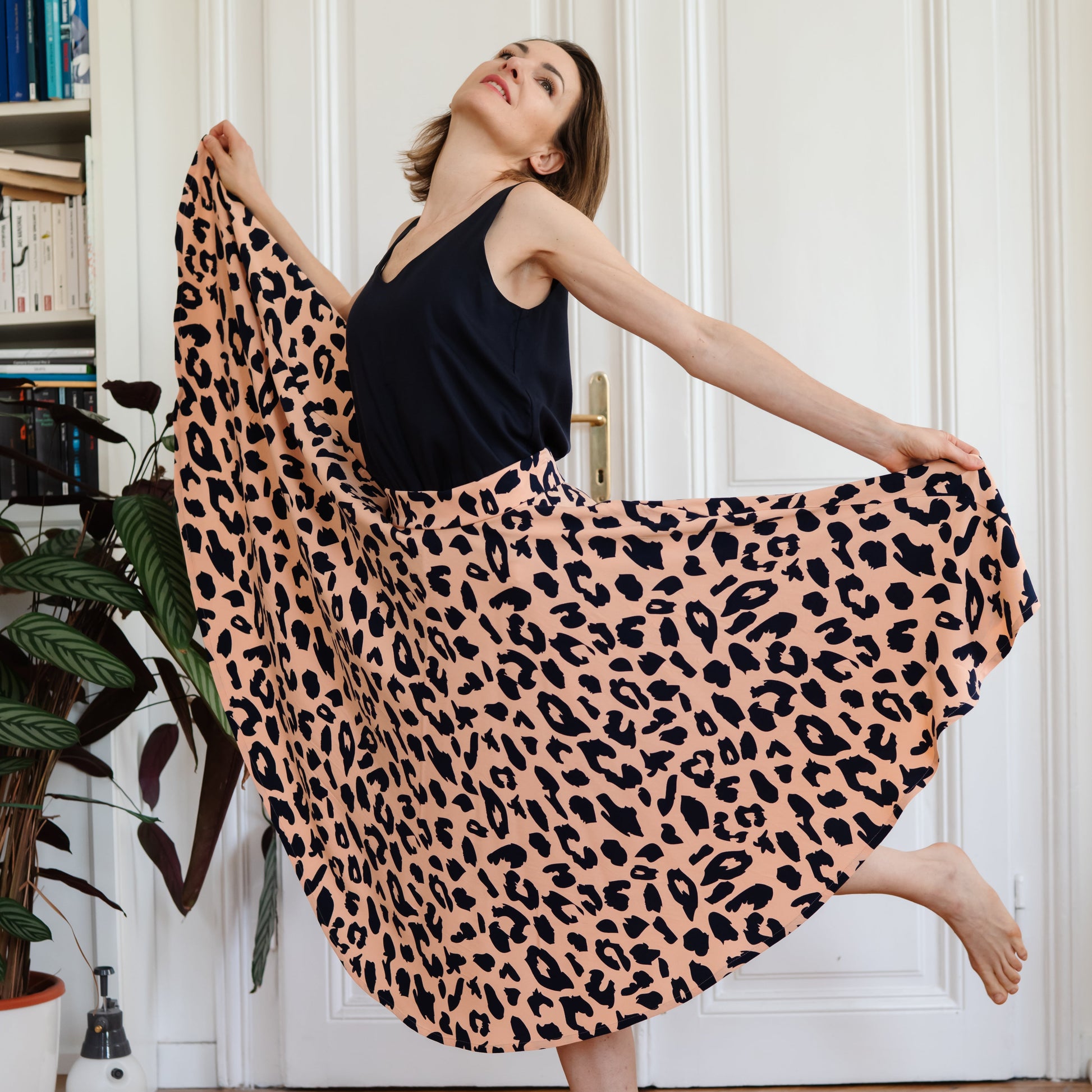 Tellerrock Drehrock aus Viscose mit Leoprint in Lachs / Dunkelblau; Urheber: Mini & Eve