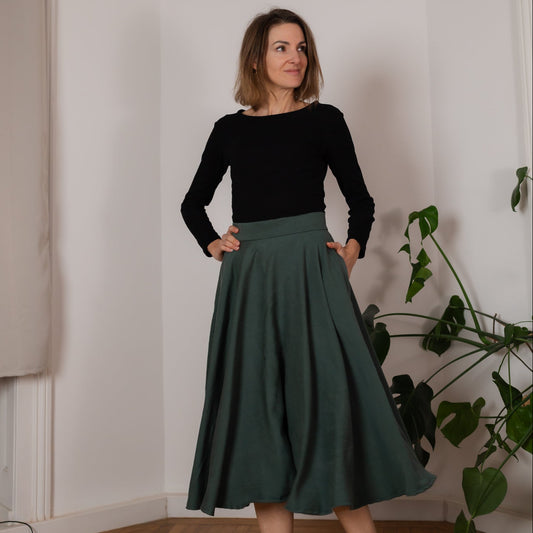 Frau in Tellerrock aus Tencel in der Farbe Dunkelgrün; Urheber: Mini & Eve