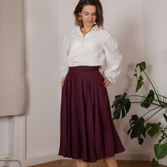 Frau in Tellerrock aus Tencel in der Farbe Pflaume; Urheber: Mini & Eve