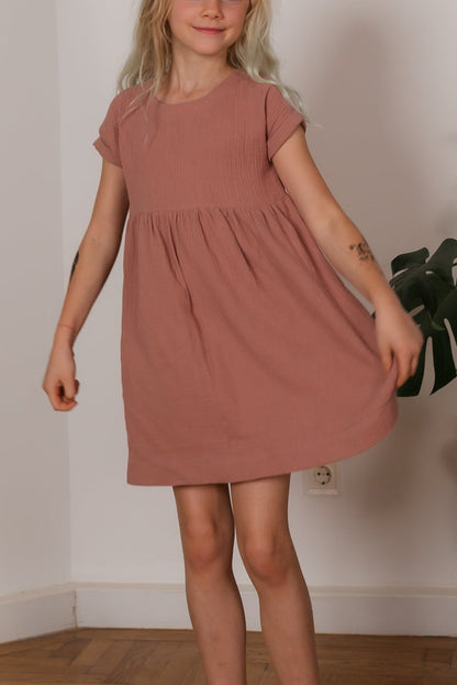 Mädchen mit altrosa Musselinkleid auch als Partnerlook; Urheber: Mini & Eve
