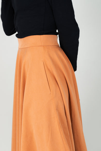 Frau in Tencel-Tellerrock Drehrock in der Farbe Karamell mit Taschen; Urheber: Mini & Eve