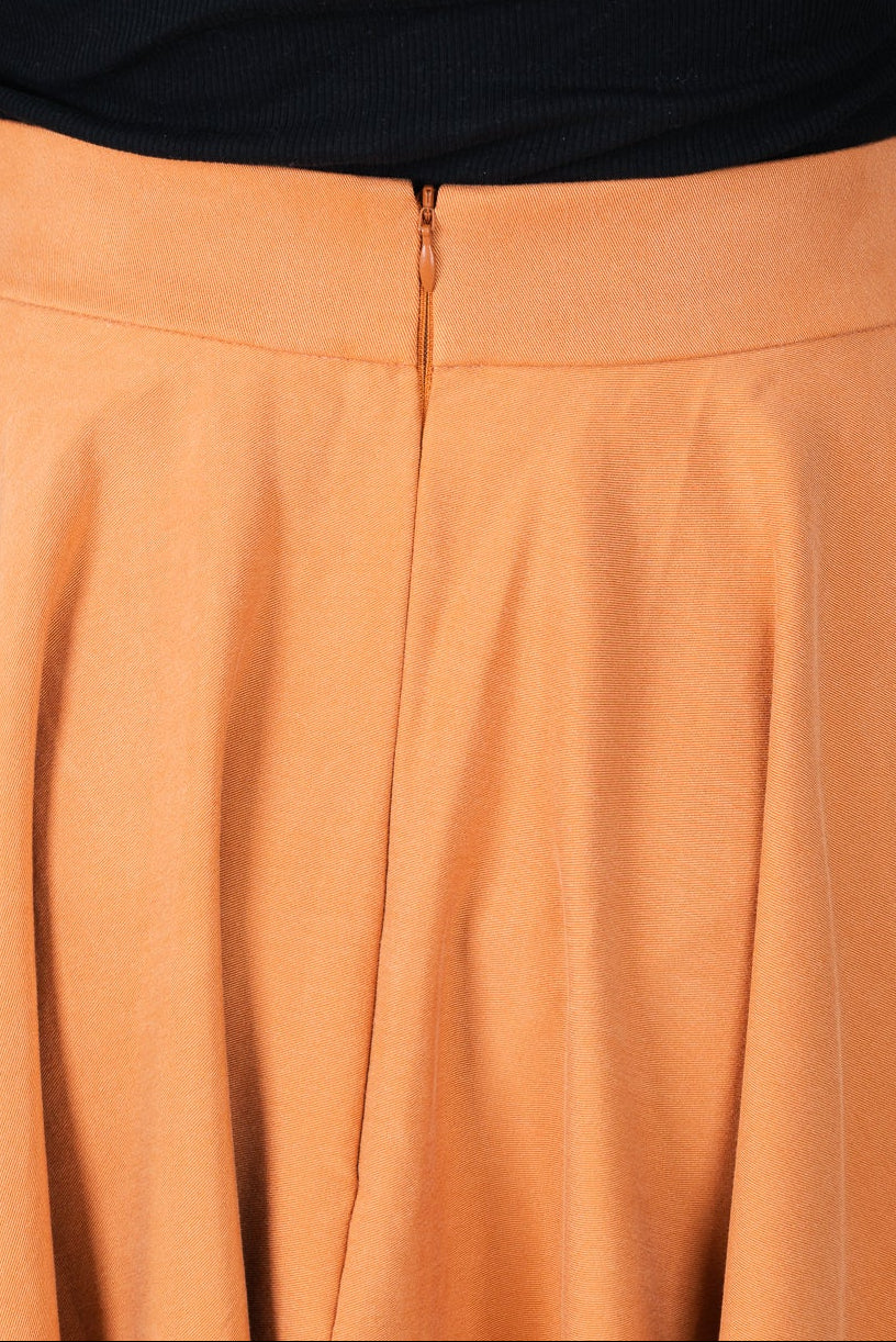 Frau in Tencel-Tellerrock Drehrock in der Farbe Karamell mit Taschen; Urheber: Mini & Eve